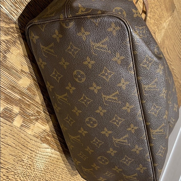 Louis Vuitton Neverfull Classic Monogram Tote - Picture 5 of 9